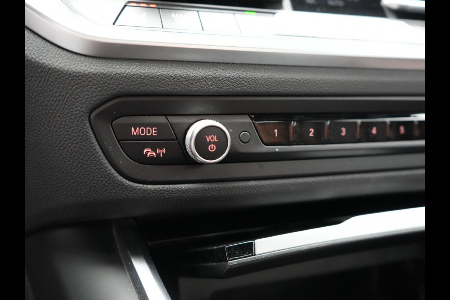BMW 3-serie 330e Luxury Line Plug In Hybrid 293pk PHEV | Trekhaak af Fabriek | Lederen Memory Stoelen Verwarmd | Camera | Apple Carplay | Keyless | Virtual | Sfeerverlichting | DAB | Navi Full Map |