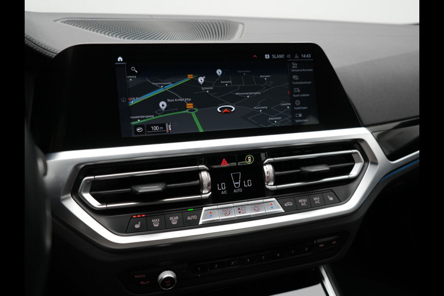 BMW 3-serie 330e Luxury Line Plug In Hybrid 293pk PHEV | Trekhaak af Fabriek | Lederen Memory Stoelen Verwarmd | Camera | Apple Carplay | Keyless | Virtual | Sfeerverlichting | DAB | Navi Full Map |