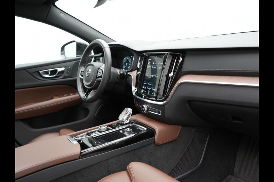 Volvo V60 T8 Twin Engine AWD Inscription Plug In Hybrid PHEV | Trekhaak af Fabriek | Panodak | Adaptive Cruise | Head Up | Lederen Sportstoelen Memory | 360 Camera | BLIS | Virtual |