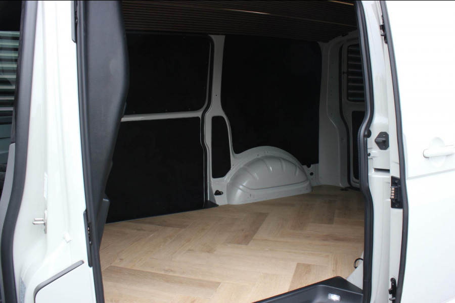 Volkswagen Transporter 2.0 TDI L1H1 150PK DSG JB- EDITION / ACTIVE DISPLAY / PDC / SCHROEFSET / PDC / DIRECT RIJDEN / GTI SEATS