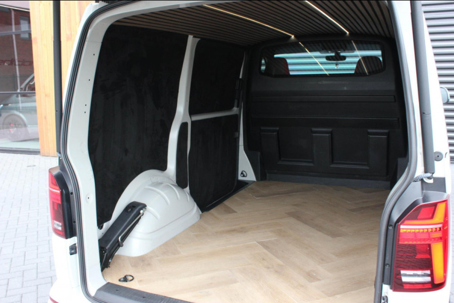 Volkswagen Transporter 2.0 TDI L1H1 150PK DSG JB- EDITION / ACTIVE DISPLAY / PDC / SCHROEFSET / PDC / DIRECT RIJDEN / GTI SEATS