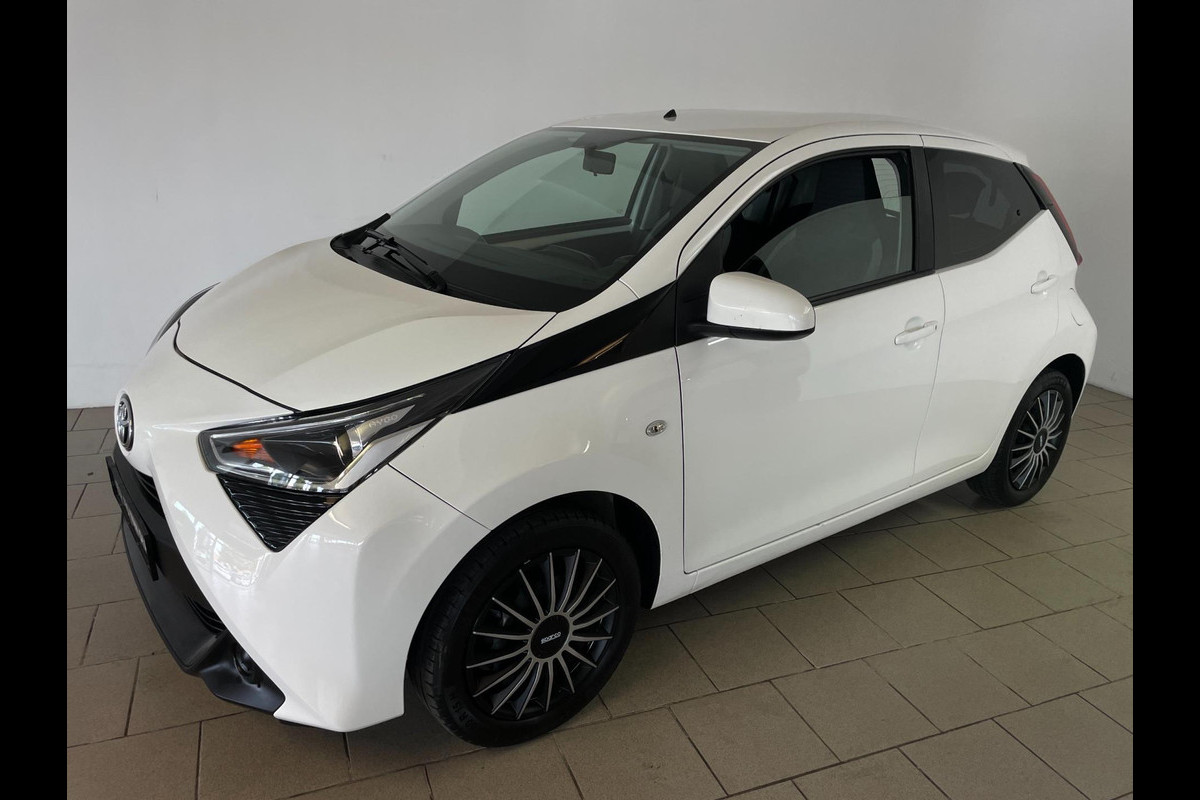 Toyota Aygo 1.0 VVT-i x-play limited AIRCO LED APPLE CARPLAY BLUETOOTH CAMERA PRIVACY GLAS 1STE EIG NIEUWSTAAT Toyota Aygo 1.0 VVT-i x-play limited AIRCO LED APPLE CARPLAY BLUETOOTH CAMERA PRIVACY GLAS 1STE EIG NIEUWSTAAT