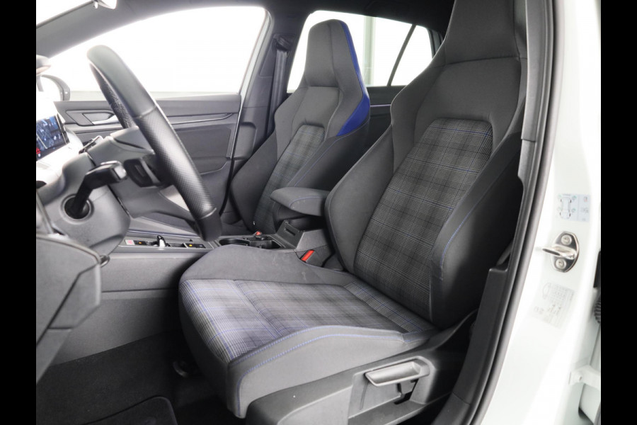 Volkswagen Golf 1.4 eHybrid GTE 245 pk Automaat (DSG) | Navigatie | Parkeersensoren | Adaptieve cruise control | Autom. airco (3 zones) | Stoelverwarming |