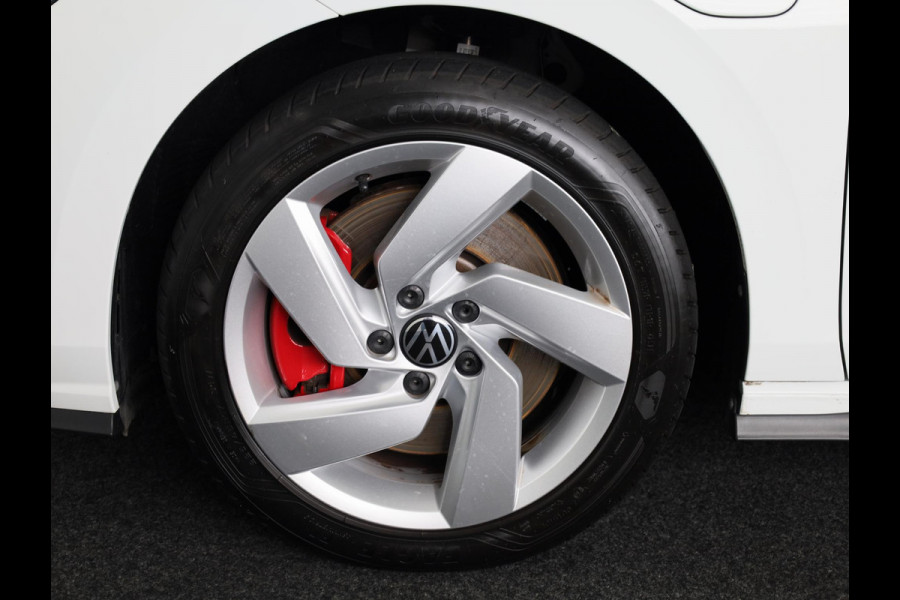 Volkswagen Golf 1.4 eHybrid GTE 245 pk Automaat (DSG) | Navigatie | Parkeersensoren | Adaptieve cruise control | Autom. airco (3 zones) | Stoelverwarming |