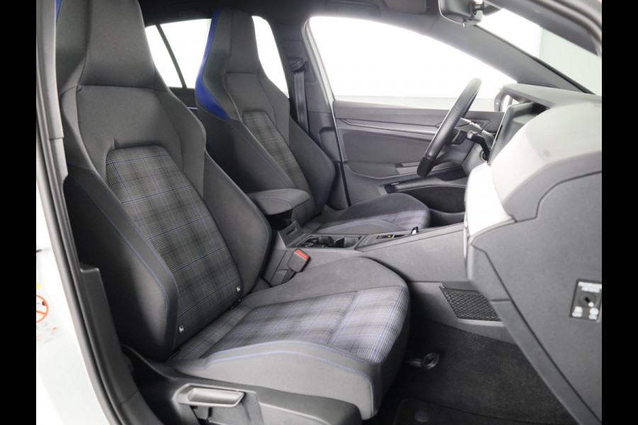 Volkswagen Golf 1.4 eHybrid GTE 245 pk Automaat (DSG) | Navigatie | Parkeersensoren | Adaptieve cruise control | Autom. airco (3 zones) | Stoelverwarming |