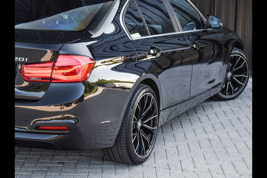 BMW 3-serie 320i CENTENNIAL HIGH EXECUTIVE | 184PK | LED | NL-AUTO | SCHUIF-/-DAK | 19INCH. | PROF. NAVI | STOELVERWARMING | PDC | LEDER