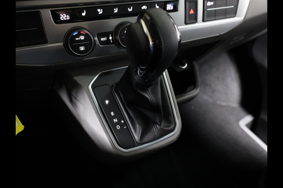 Volkswagen Transporter 2.0 TDI L2H1 32 DC Bulli 204PK DSG (Automaat) | Luxe Caravelle uitvoering | 2 schuifdeuren | Digitale cockpit | 20 "LM velgen | Automatische airco |