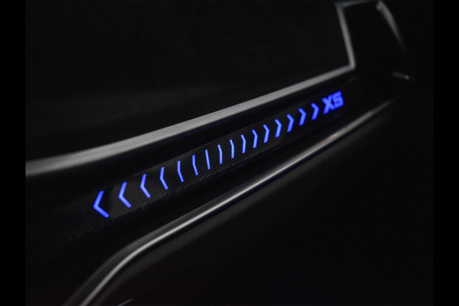 BMW X5 xDrive50e | M-SPORT | COMFORT ACCESS | SOFT-CLOSE | TREKHAAK | PANORAMADAK -SKY LOUNGE | MASSAGE STOELEN | ACOUSTIC GLASS | 4-ZO