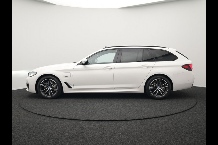 BMW 5 Serie Touring 530e M Sport Plug In Hybrid 293pk PHEV | Trekhaak af Fabriek | Laser LED |  Adaptive Cruise | Harman Kardon | Lederen Sportstoelen Verwarmd | Keyless | Camera | Sfeerverlichting | Navi Prof |