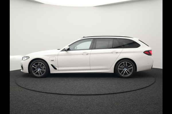 BMW 5 Serie Touring 530e M Sport Plug In Hybrid 293pk PHEV | Trekhaak af Fabriek | Laser LED |  Adaptive Cruise | Harman Kardon | Lederen Sportstoelen Verwarmd | Keyless | Camera | Sfeerverlichting | Navi Prof |