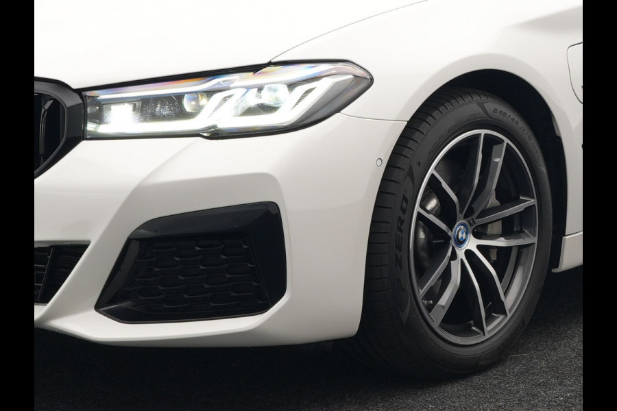 BMW 5 Serie Touring 530e M Sport Plug In Hybrid 293pk PHEV | Trekhaak af Fabriek | Laser LED |  Adaptive Cruise | Harman Kardon | Lederen Sportstoelen Verwarmd | Keyless | Camera | Sfeerverlichting | Navi Prof |