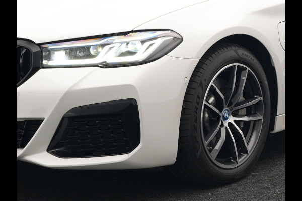 BMW 5 Serie Touring 530e M Sport Plug In Hybrid 293pk PHEV | Trekhaak af Fabriek | Laser LED |  Adaptive Cruise | Harman Kardon | Lederen Sportstoelen Verwarmd | Keyless | Camera | Sfeerverlichting | Navi Prof |