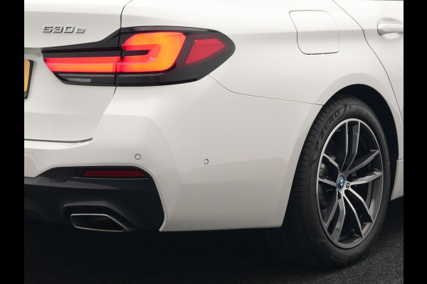 BMW 5 Serie Touring 530e M Sport Plug In Hybrid 293pk PHEV | Trekhaak af Fabriek | Laser LED |  Adaptive Cruise | Harman Kardon | Lederen Sportstoelen Verwarmd | Keyless | Camera | Sfeerverlichting | Navi Prof |