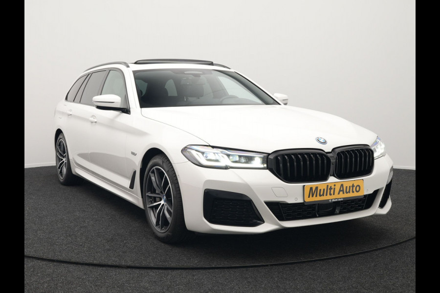BMW 5 Serie Touring 530e M Sport Plug In Hybrid 293pk PHEV | Trekhaak af Fabriek | Laser LED |  Adaptive Cruise | Harman Kardon | Lederen Sportstoelen Verwarmd | Keyless | Camera | Sfeerverlichting | Navi Prof |