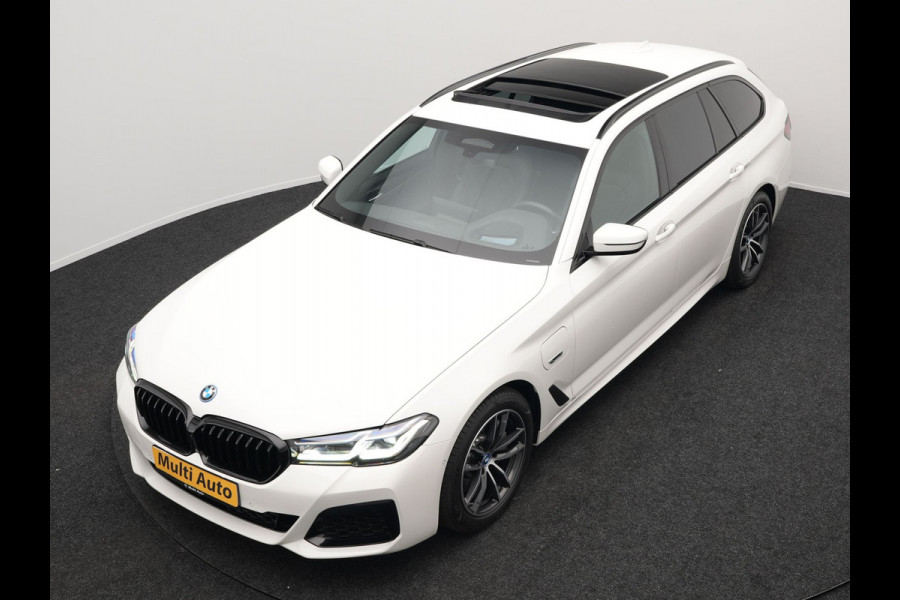 BMW 5 Serie Touring 530e M Sport Plug In Hybrid 293pk PHEV | Trekhaak af Fabriek | Laser LED |  Adaptive Cruise | Harman Kardon | Lederen Sportstoelen Verwarmd | Keyless | Camera | Sfeerverlichting | Navi Prof |