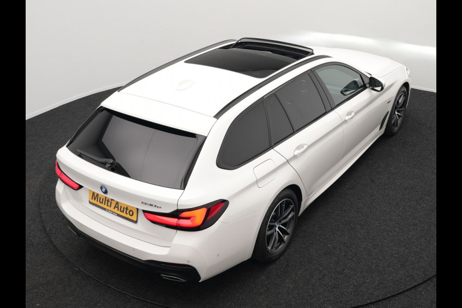 BMW 5 Serie Touring 530e M Sport Plug In Hybrid 293pk PHEV | Trekhaak af Fabriek | Laser LED |  Adaptive Cruise | Harman Kardon | Lederen Sportstoelen Verwarmd | Keyless | Camera | Sfeerverlichting | Navi Prof |