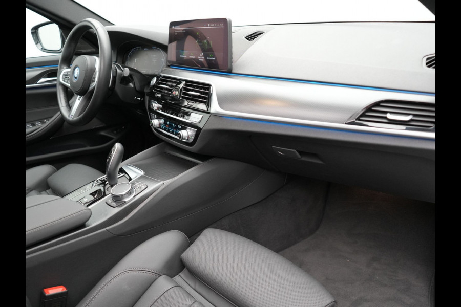 BMW 5 Serie Touring 530e M Sport Plug In Hybrid 293pk PHEV | Trekhaak af Fabriek | Laser LED |  Adaptive Cruise | Harman Kardon | Lederen Sportstoelen Verwarmd | Keyless | Camera | Sfeerverlichting | Navi Prof |