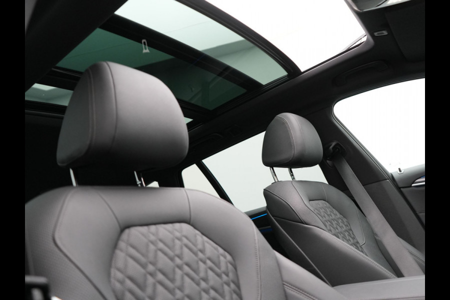 BMW 5 Serie Touring 530e M Sport Plug In Hybrid 293pk PHEV | Trekhaak af Fabriek | Laser LED |  Adaptive Cruise | Harman Kardon | Lederen Sportstoelen Verwarmd | Keyless | Camera | Sfeerverlichting | Navi Prof |