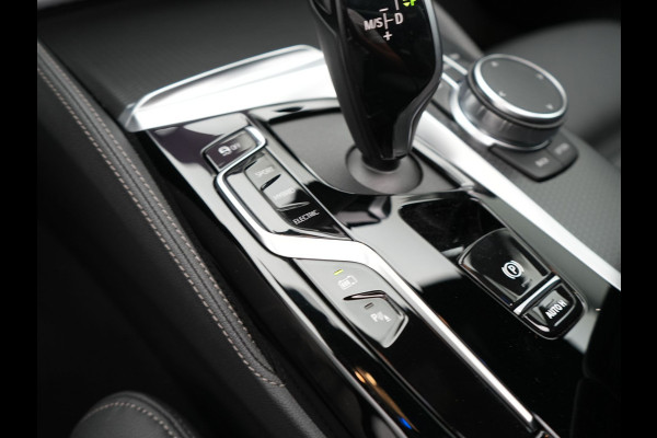 BMW 5 Serie Touring 530e M Sport Plug In Hybrid 293pk PHEV | Trekhaak af Fabriek | Laser LED |  Adaptive Cruise | Harman Kardon | Lederen Sportstoelen Verwarmd | Keyless | Camera | Sfeerverlichting | Navi Prof |