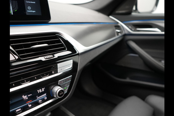 BMW 5 Serie Touring 530e M Sport Plug In Hybrid 293pk PHEV | Trekhaak af Fabriek | Laser LED |  Adaptive Cruise | Harman Kardon | Lederen Sportstoelen Verwarmd | Keyless | Camera | Sfeerverlichting | Navi Prof |