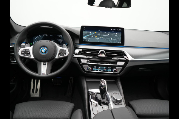 BMW 5 Serie Touring 530e M Sport Plug In Hybrid 293pk PHEV | Trekhaak af Fabriek | Laser LED |  Adaptive Cruise | Harman Kardon | Lederen Sportstoelen Verwarmd | Keyless | Camera | Sfeerverlichting | Navi Prof |