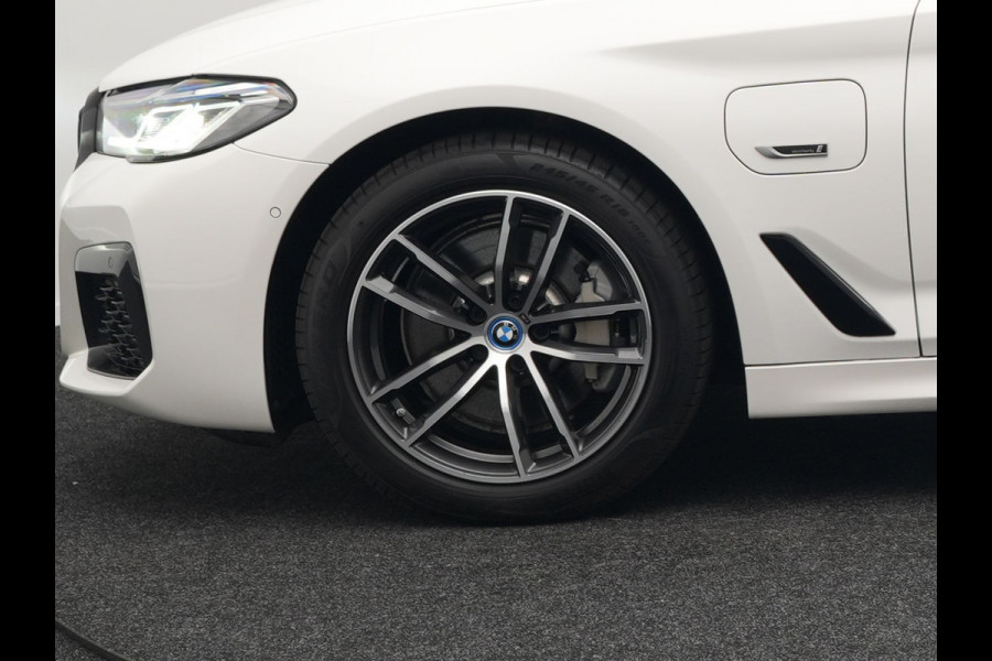 BMW 5 Serie Touring 530e M Sport Plug In Hybrid 293pk PHEV | Trekhaak af Fabriek | Laser LED |  Adaptive Cruise | Harman Kardon | Lederen Sportstoelen Verwarmd | Keyless | Camera | Sfeerverlichting | Navi Prof |