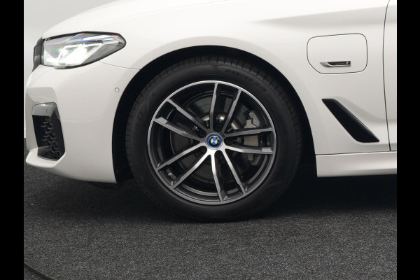 BMW 5 Serie Touring 530e M Sport Plug In Hybrid 293pk PHEV | Trekhaak af Fabriek | Laser LED |  Adaptive Cruise | Harman Kardon | Lederen Sportstoelen Verwarmd | Keyless | Camera | Sfeerverlichting | Navi Prof |