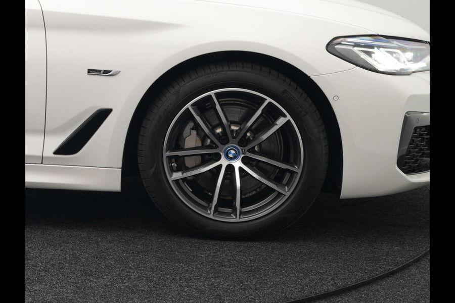 BMW 5 Serie Touring 530e M Sport Plug In Hybrid 293pk PHEV | Trekhaak af Fabriek | Laser LED |  Adaptive Cruise | Harman Kardon | Lederen Sportstoelen Verwarmd | Keyless | Camera | Sfeerverlichting | Navi Prof |