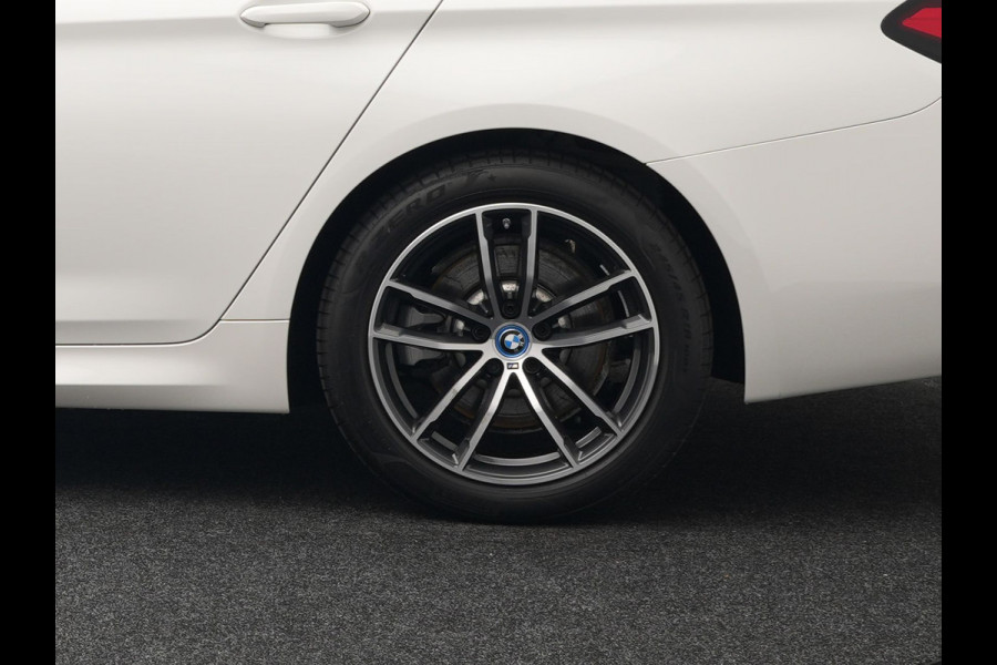 BMW 5 Serie Touring 530e M Sport Plug In Hybrid 293pk PHEV | Trekhaak af Fabriek | Laser LED |  Adaptive Cruise | Harman Kardon | Lederen Sportstoelen Verwarmd | Keyless | Camera | Sfeerverlichting | Navi Prof |