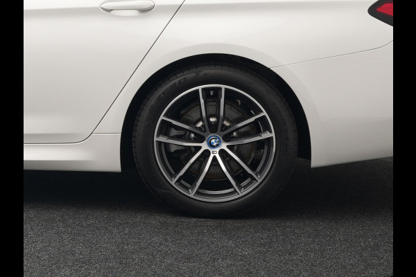 BMW 5 Serie Touring 530e M Sport Plug In Hybrid 293pk PHEV | Trekhaak af Fabriek | Laser LED |  Adaptive Cruise | Harman Kardon | Lederen Sportstoelen Verwarmd | Keyless | Camera | Sfeerverlichting | Navi Prof |
