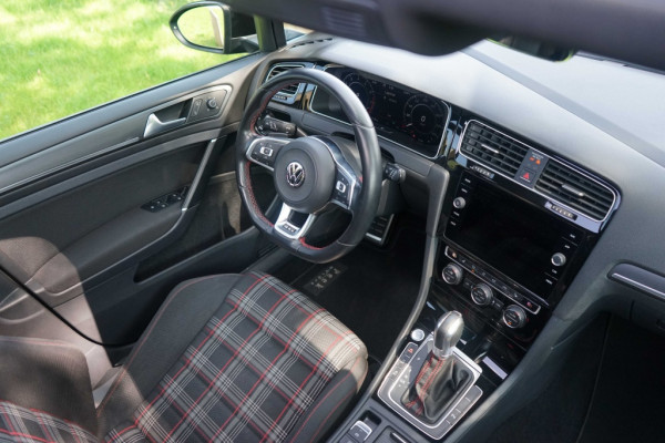 Volkswagen Golf 7.5 GTI 2.0 TSI GTI Performance 245PK Pano/DYNa/Trkhk/Cam