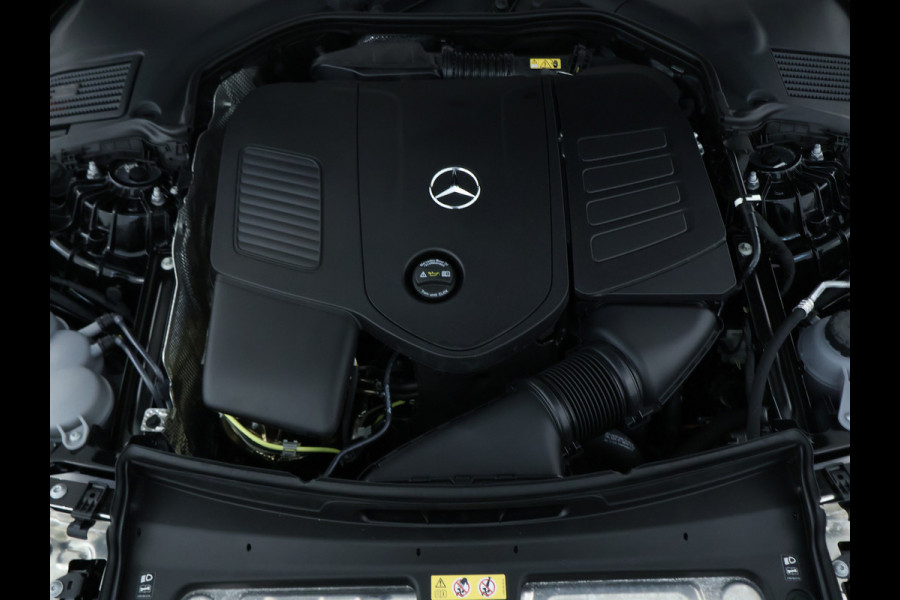 Mercedes-Benz C-Klasse Estate 300 e AMG Line | Edition AMG-Line | Night Pakket | Trekhaak | Panorama Schuif-Kanteldak | Digital Licht | DC Laden | Stuur en Stoelverwarming | Inclusief 24 maanden MB Certified garantie voor Europa.