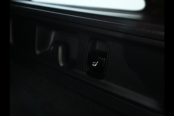 Mercedes-Benz C-Klasse Estate 300 e AMG Line | Edition AMG-Line | Night Pakket | Trekhaak | Panorama Schuif-Kanteldak | Digital Licht | DC Laden | Stuur en Stoelverwarming | Inclusief 24 maanden MB Certified garantie voor Europa.