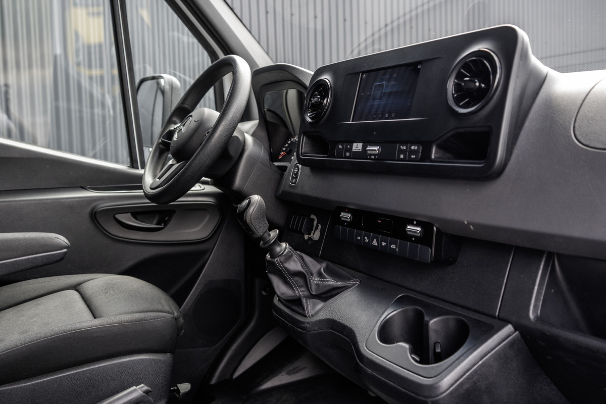 Mercedes-Benz Sprinter 314 CDI | Bakwagen met laadklep | Mbux | Camera | CarPlay | Climate | Euro 6 Mercedes-Benz Sprinter 314 CDI | Bakwagen met laadklep | Mbux | Camera | CarPlay | Climate | Euro 6