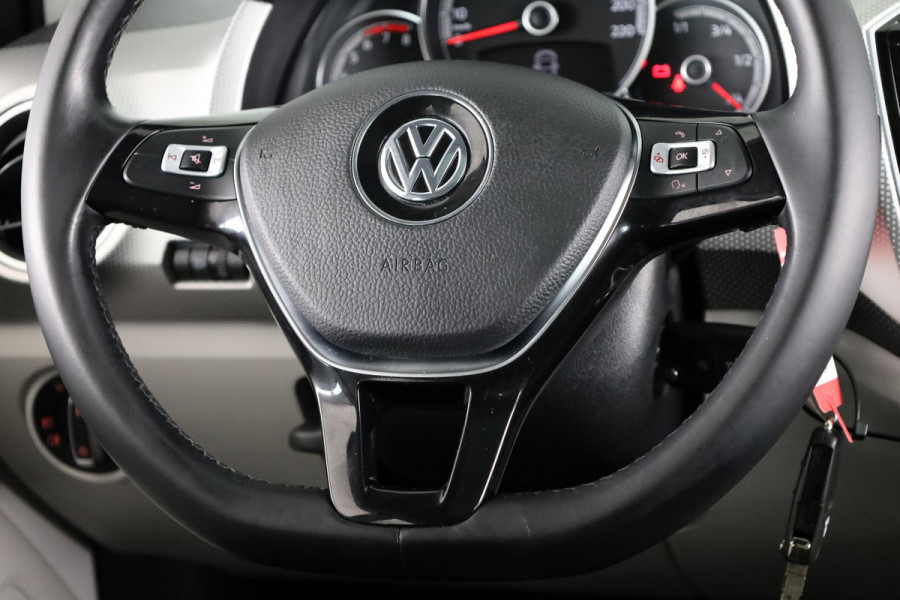 Volkswagen up! 1.0 BMT high up! | Schuif/Kantel dak | Parkeer Sensoren achter | Achteruitrij Camera | Navigatie via App |