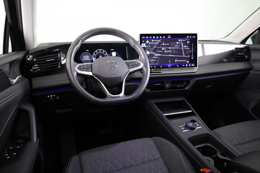 Volkswagen Tiguan 1.5 eTSI Life Edition Automaat (DSG) | Verlengde garantie | Panoramadak | Elektr. trekhaak | Parkeersensoren (Park assist) | Rondomzicht camera | Stoelverwarming | Head-up display |