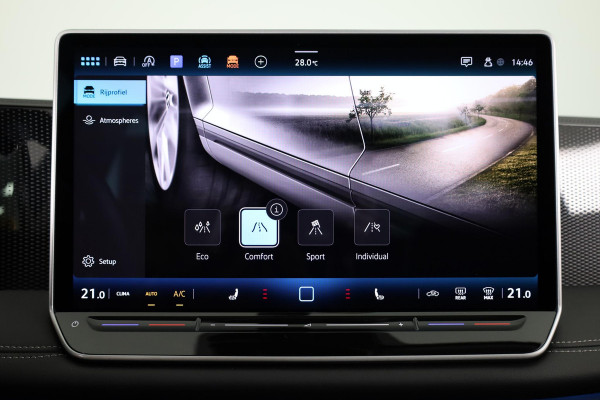 Volkswagen Tiguan 1.5 eTSI Life Edition Automaat (DSG) | Verlengde garantie | Panoramadak | Elektr. trekhaak | Parkeersensoren (Park assist) | Rondomzicht camera | Stoelverwarming | Head-up display |