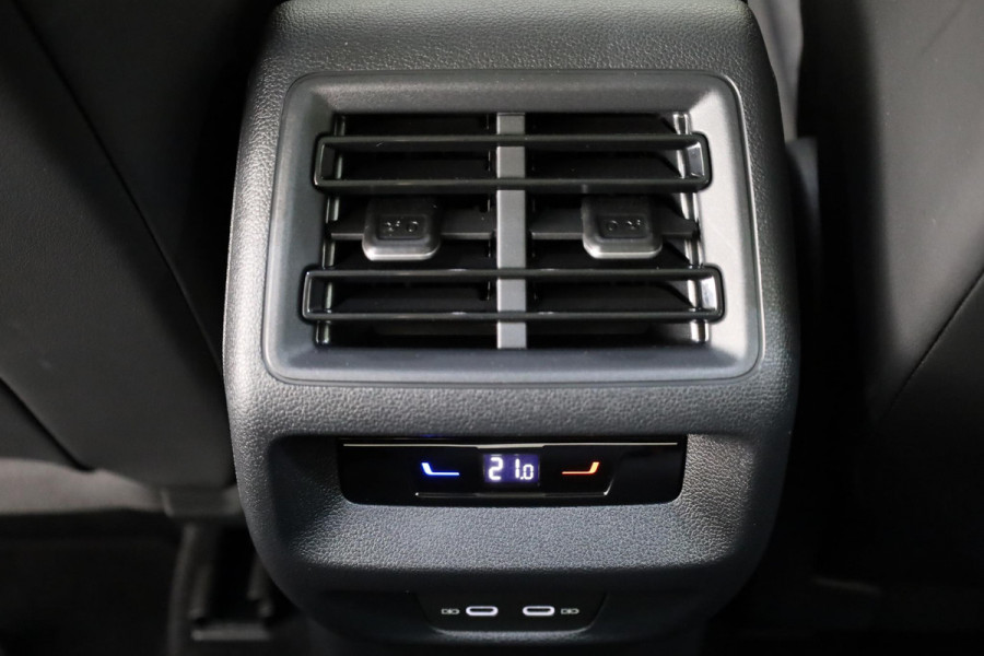 Volkswagen Tiguan 1.5 eTSI Life Edition Automaat (DSG) | Verlengde garantie | Panoramadak | Elektr. trekhaak | Parkeersensoren (Park assist) | Rondomzicht camera | Stoelverwarming | Head-up display |