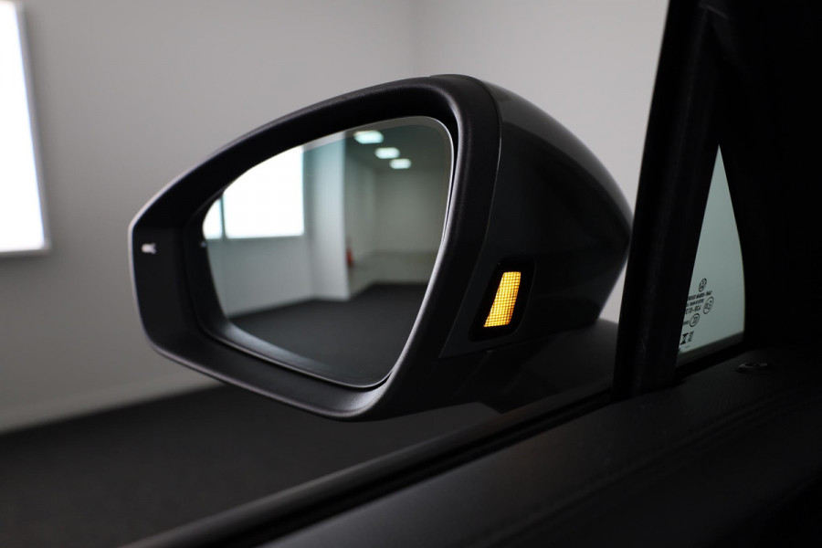 Volkswagen Tiguan 1.5 eTSI Life Edition Automaat (DSG) | Verlengde garantie | Panoramadak | Elektr. trekhaak | Parkeersensoren (Park assist) | Rondomzicht camera | Stoelverwarming | Head-up display |