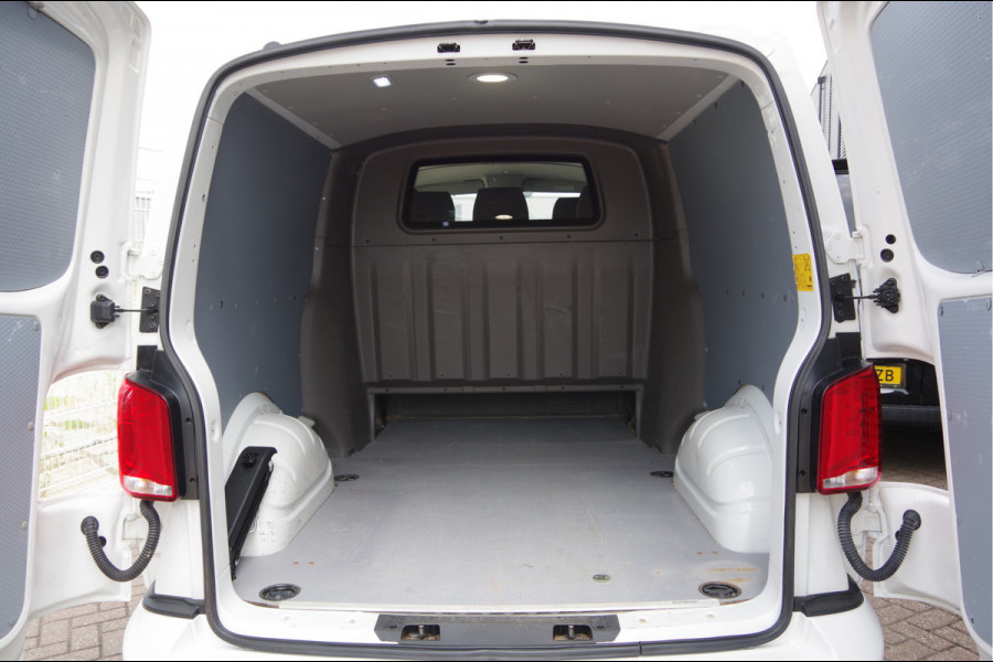 Volkswagen Transporter 2.0 TDI L2 30 DC-5P, 150PK AUT. TREKHAAK, CAMERA, NAVI, CRUISE, AIRCO, VOORRUIT VERWARMING, DUBBELE CABINE