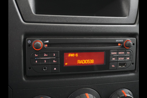 Renault Master T33 2.3 dCi 3P. Camera Airco EURO6 Y Imperiaal Trekhaak 3-Persoons Cruise Control Lat om lat betimmering Betonplex Vloer Bluetooth Sidebars 1e Eigenaar EURO 6 Y 2.500kg trekvermogen!