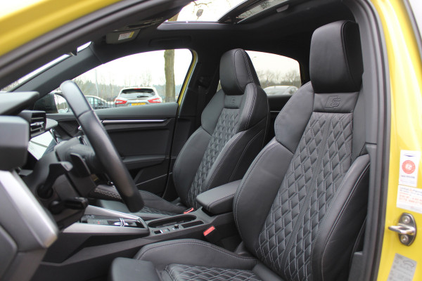 Audi S3 Limousine 2.0 TFSI quattro Edition One / Panoramadak / Camera / RS Seats / B&O / 19'' / Matrix LED / Navigatie / Dodehoek / ACC / Stoelverwarming / DAB