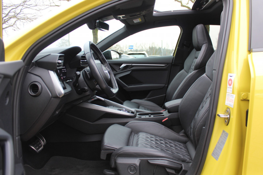 Audi S3 Limousine 2.0 TFSI quattro Edition One / Panoramadak / Camera / RS Seats / B&O / 19'' / Matrix LED / Navigatie / Dodehoek / ACC / Stoelverwarming / DAB