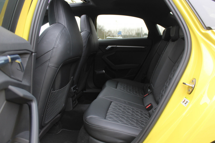 Audi S3 Limousine 2.0 TFSI quattro Edition One / Panoramadak / Camera / RS Seats / B&O / 19'' / Matrix LED / Navigatie / Dodehoek / ACC / Stoelverwarming / DAB