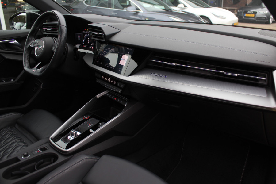 Audi S3 Limousine 2.0 TFSI quattro Edition One / Panoramadak / Camera / RS Seats / B&O / 19'' / Matrix LED / Navigatie / Dodehoek / ACC / Stoelverwarming / DAB