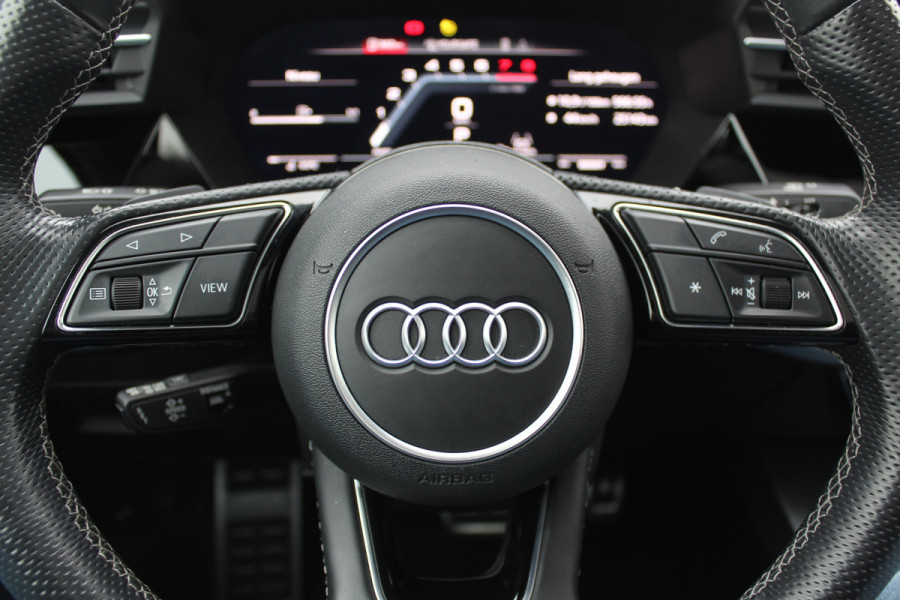 Audi S3 Limousine 2.0 TFSI quattro Edition One / Panoramadak / Camera / RS Seats / B&O / 19'' / Matrix LED / Navigatie / Dodehoek / ACC / Stoelverwarming / DAB