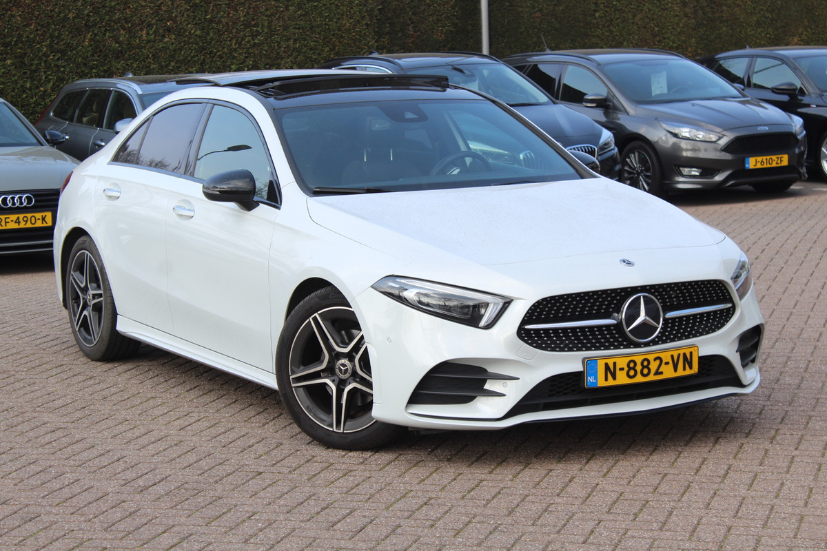 Mercedes-Benz A-Klasse 180 Business Solution AMG / Panoramadak / Camera / Sfeerverlichting / Apple CarPlay / 18'' / DAB / Stoelverwarming / Cruise Control Mercedes-Benz A-Klasse 180 Business Solution AMG / Panoramadak / Camera / Sfeerverlichting / Apple CarPlay / 18'' / DAB / Stoelverwarming / Cruise Control