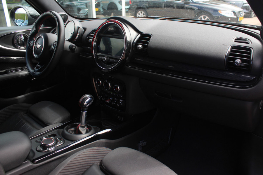MINI Clubman 2.0 Cooper S Chili Serious Business / Leder / 19'' / Navigatie / Keyless / Getint glas / Parkeerhulp V+A / Stoelverwarming / DAB / Cruise Control