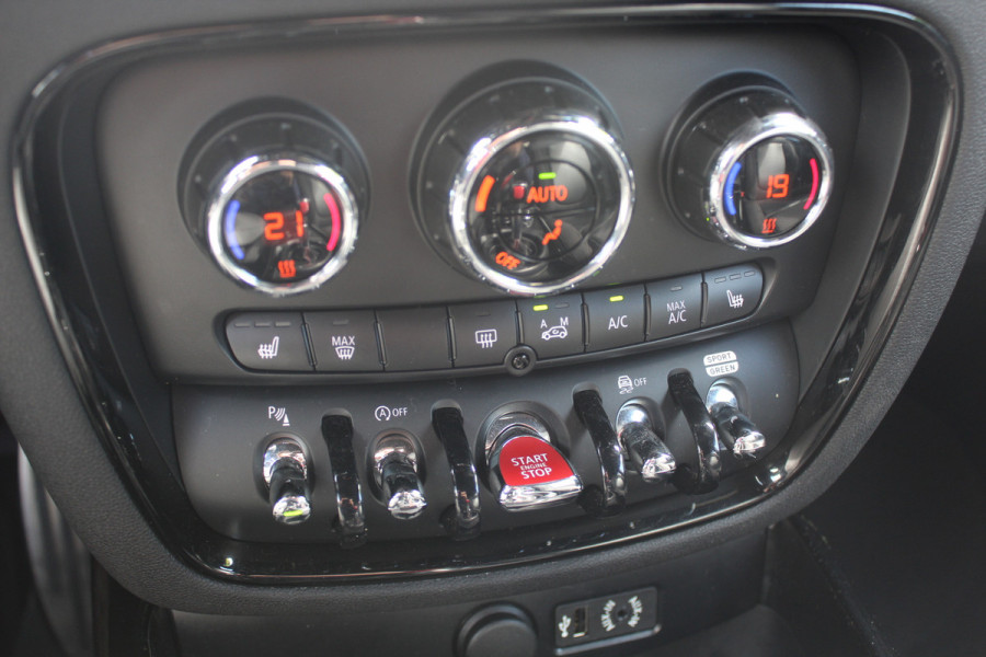 MINI Clubman 2.0 Cooper S Chili Serious Business / Leder / 19'' / Navigatie / Keyless / Getint glas / Parkeerhulp V+A / Stoelverwarming / DAB / Cruise Control