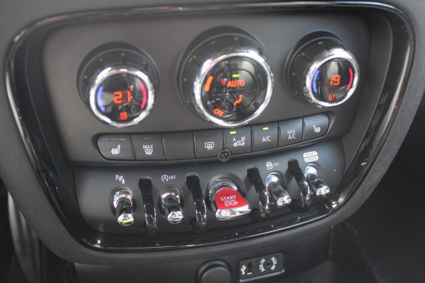 MINI Clubman 2.0 Cooper S Chili Serious Business / Leder / 19'' / Navigatie / Keyless / Getint glas / Parkeerhulp V+A / Stoelverwarming / DAB / Cruise Control